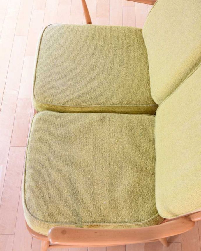 アーコールの家具　アンティーク チェア　北欧スタイルのカッコいいデザインが魅力、アーコールの２人掛けソファ。広々とした座面ふかふかの大きな座面が包み込んでくれます。(x-499-c)