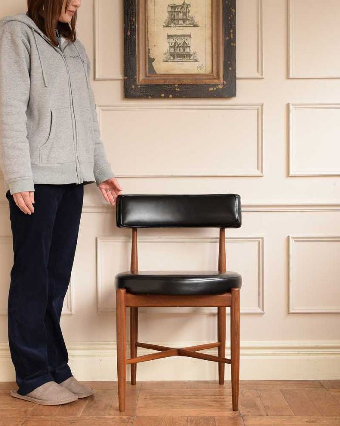G-PLAN(Gプラン)　アンティーク チェア　Gプランのフレスコシリーズのヴィンテージチェア、丸い座面のダイニングチェア（ブラック）。スッキリとカッコいい北欧スタイルの椅子ミッドセンチュリーに作られた北欧デザインの椅子は新しさと懐かしさ、両方を感じさせてくれます。(x-500-c)