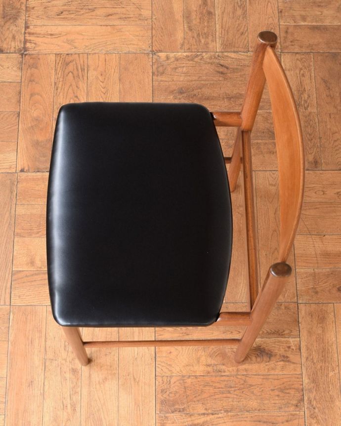 G-PLAN(Gプラン)　アンティーク チェア　ダニッシュチェアー G-plan danish Jpanel back chair。座面を上から見るとこんな感じ長時間座っても疲れません。(x-503-c)
