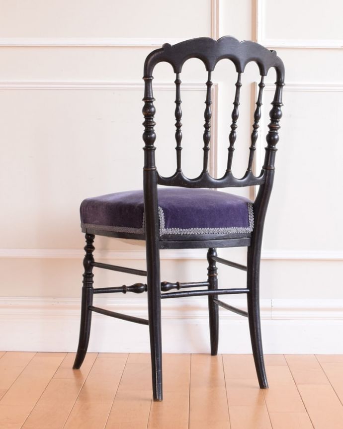 サロンチェア　アンティーク チェア　ナポレオンチェアー napoleon trois chair。後ろ姿にも自信アリ並べた時に後ろから見ることも多い椅子。(x-505-c)