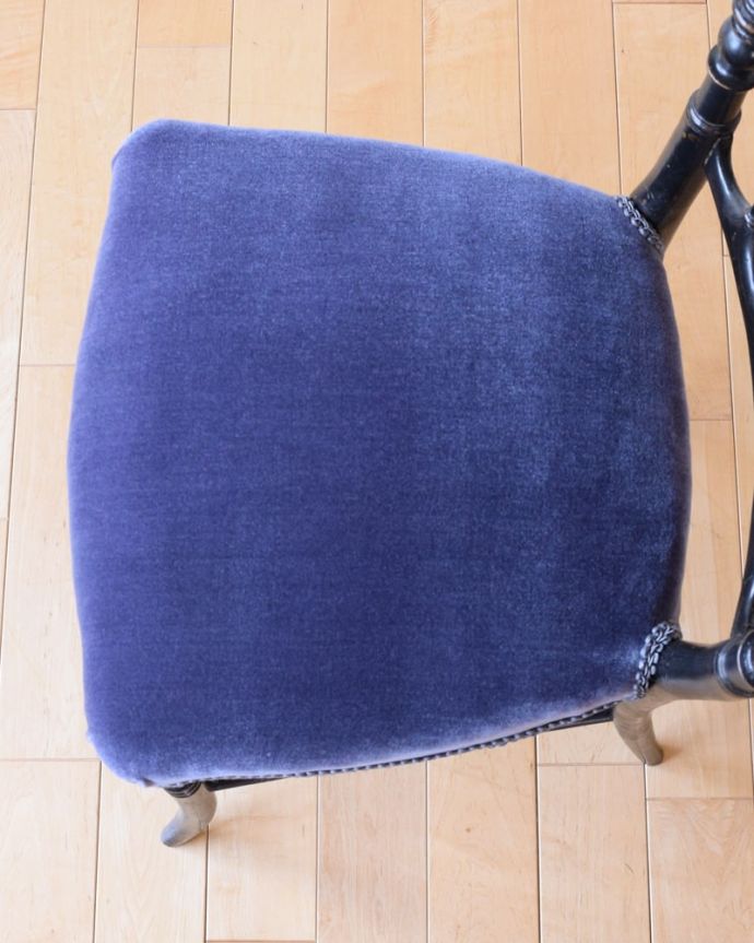 サロンチェア　アンティーク チェア　ナポレオンチェアー napoleon trois chair。座面を上から見るとこんな感じ座面は布貼りなので、長時間座っても疲れません。(x-505-c)
