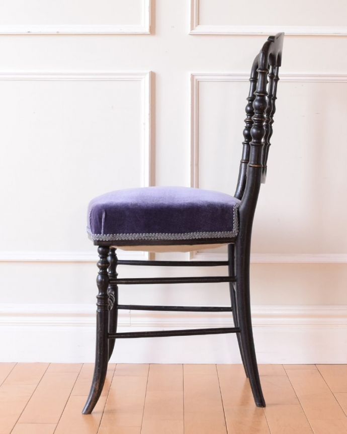 サロンチェア　アンティーク チェア　ナポレオンチェアー napoleon trois chair。横から見ても優雅な立ち姿背もたれがカーブしているので楽です。(x-505-c)