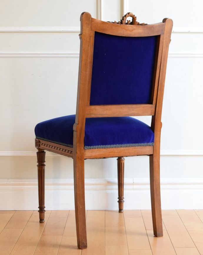 ダイニングチェア　アンティークチェア・椅子　フランスから来た上質なインテリア、彫りが美しいアンティークチェア　後ろ姿にも自信アリ並べた時に後ろから見ることも多い椅子。(x-516-c)