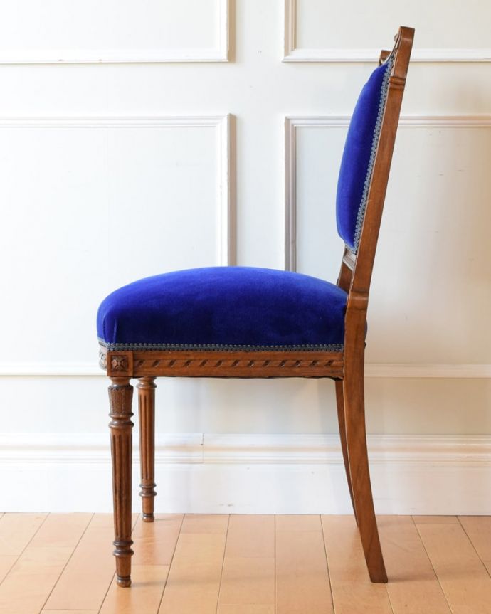 フランスから届いたアンティークの椅子、美しいサロンチェア