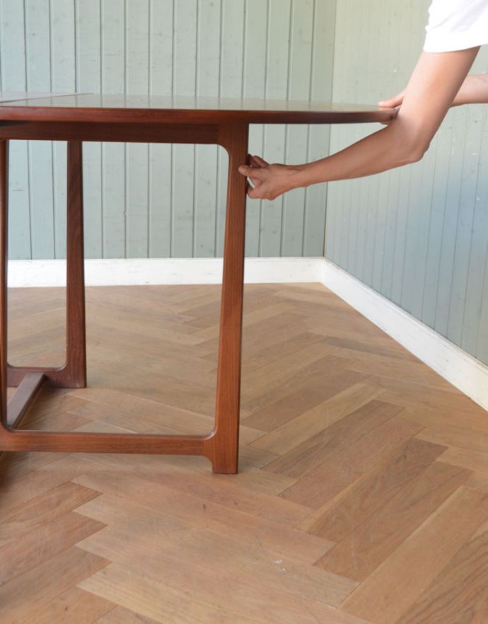 アンティークのテーブル　アンティーク家具　北欧スタイルのヴィンテージ家具、ドロップリーフテーブル（伸張式）。脚を引っ張り出すだけなので、組み立ても簡単！女性の力で大丈夫です。(x-543-f-1)