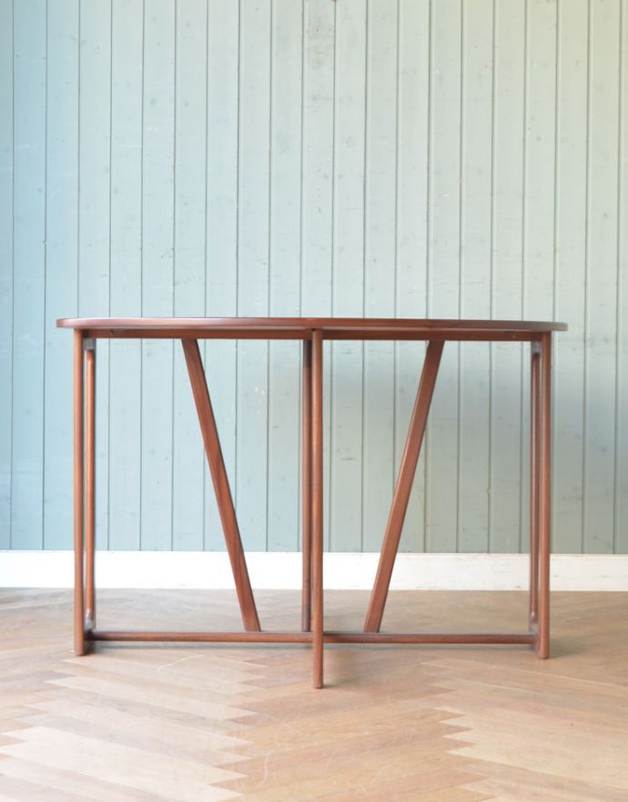 アンティークのテーブル　アンティーク家具　北欧スタイルのヴィンテージ家具、ドロップリーフテーブル（伸張式）。もちろん常に広げたままの状態でもお使い頂けます。(x-543-f-1)