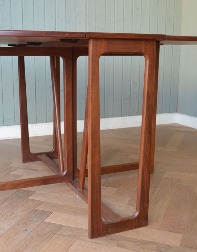 アンティークのテーブル　アンティーク家具　北欧スタイルのヴィンテージ家具、ドロップリーフテーブル（伸張式）。脚はすらっとシンプルなデザインです。(x-543-f-1)