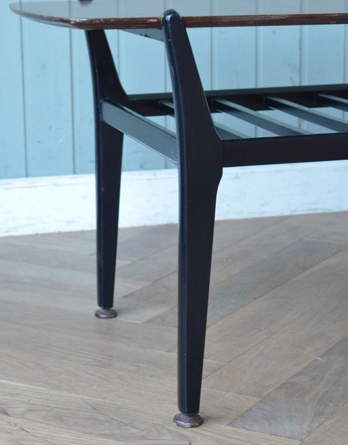 アンティークのテーブル　アンティーク家具　カッコイイ北欧インテリア、ネイサン社よりヴィンテージコーヒーテーブル。持ち上げなくても移動できます！Handleのアンティークは、脚の裏にフェルトキーパーをお付けしていますので、床を滑らせてれば移動が簡単です。(x-551-f)