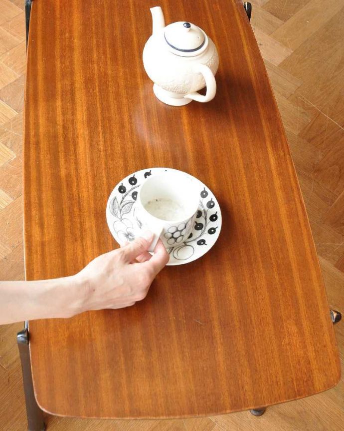 アンティークのテーブル　アンティーク家具　カッコイイ北欧インテリア、ネイサン社よりヴィンテージコーヒーテーブル。近づいて見てみると･･･天板を近くで見て下さい。(x-551-f)