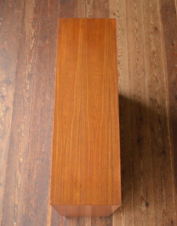 アンティークのキャビネット アンティーク家具 チーク材のヴィンテージ北欧家具、引き戸式キャビネット。天板もとってもキレイに仕上げました。(x-611-f)