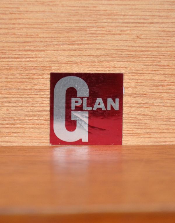 G-PLAN(Gプラン)　アンティーク家具　北欧スタイルのヴィンテージ家具、チーク材のカッコいいサイドボード（Gプラン）。「G-PLAN」のロゴステッカーが付いていました。(x-613-f)