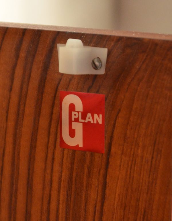 G-PLAN(Gプラン)　アンティーク家具　食器棚にもおススメのヴィンテージ北欧家具、G-Planのサイドボード。扉の内側に「G-PLAN」のロゴステッカーが付いていました。(x-619-f)