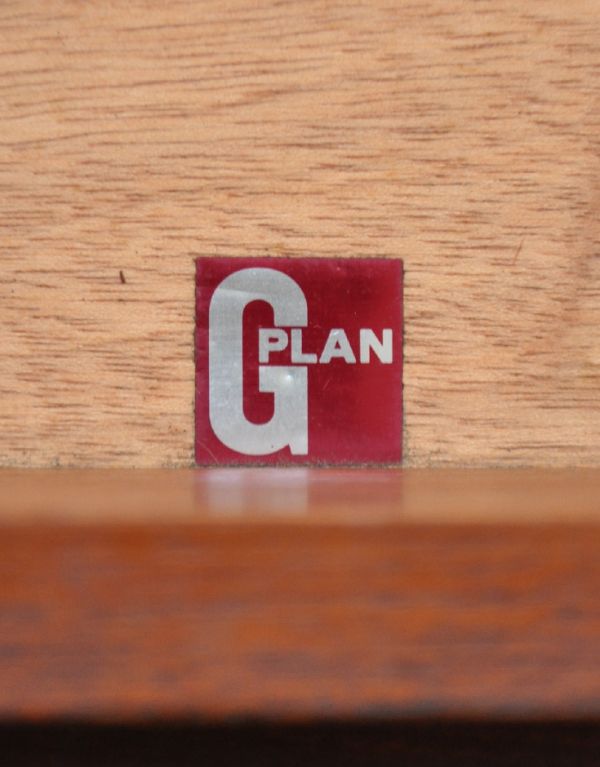 アンティーク家具　ハイセンスなビンテージ家具、北欧スタイルのドレッサー（G-plan）。「G-PLAN」のロゴステッカーがついています。(x-628-f)