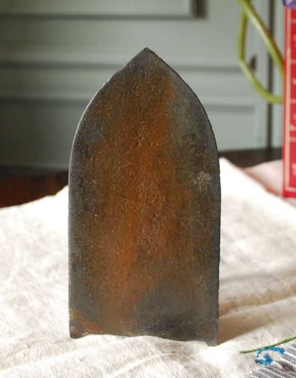 アンティーク 真鍮の雑貨　アンティーク雑貨　フランスから届いたアンティークのアイアン製（鉄）アイロン。裏面もきれいな保存状態です。(x-641-z)