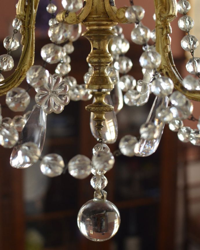 シャンデリア　照明・ライティング　フランス輸入のアンティーク照明、ゴージャスなシャンデリア（３灯）（Ｅ17シャンデリア球付）。大きなガラスドロップがゆらゆら揺れて、ロマンチックです。(x-645-z)