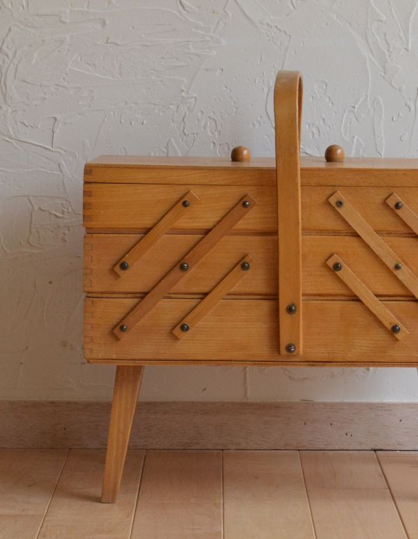 ソーイングボックス　アンティーク家具　裁縫箱として使われていた木製のアンティークソーイングボックス。きちんと修復してお届けしますので、閉じているときもキレイに収まっています。(x-648-f)