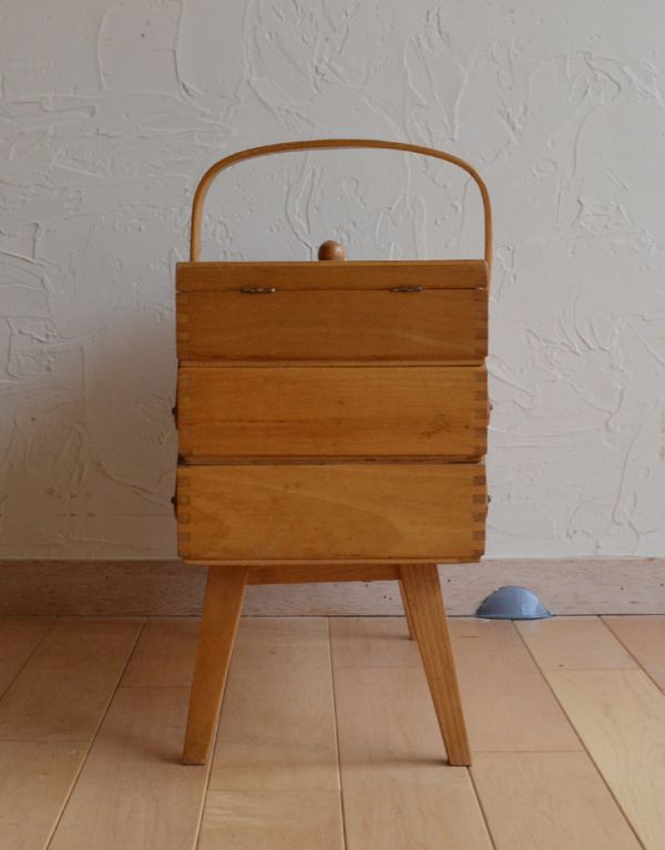 ソーイングボックス　アンティーク家具　裁縫箱として使われていた木製のアンティークソーイングボックス。横から見るとこんな感じ。(x-648-f)