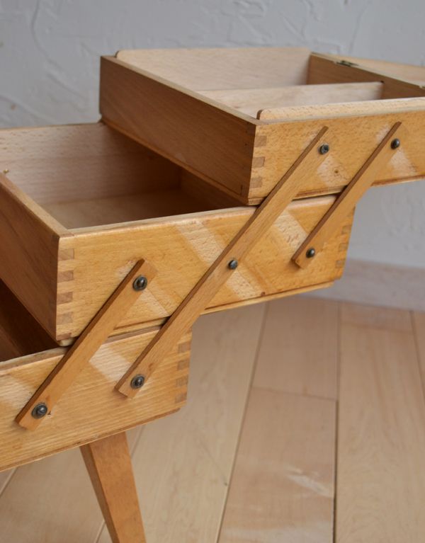 ソーイングボックス　アンティーク家具　裁縫箱として使われていた木製のアンティークソーイングボックス。専門の職人によってお直ししていますが、アンティークは新品ではありません。(x-648-f)