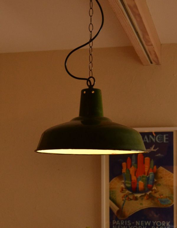 ペンダントライト　照明・ライティング　テーブルの上にもオススメのフランスから届いたグリーンのエナメルランプ。アーコールの家具とも相性はピッタリ。(x-651-z)