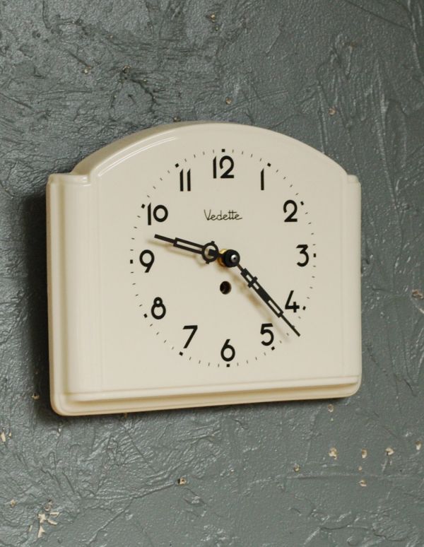 時計・スケール・カレンダー　アンティーク雑貨　フランス、Vedette社の陶磁器製のウォールクロック（掛け時計）。Vedetteの文字もキレイに残っています。(x-652-z)