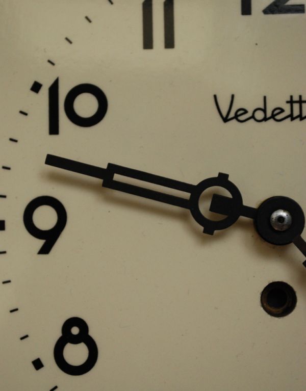 時計・スケール・カレンダー　アンティーク雑貨　フランス、Vedette社の陶磁器製のウォールクロック（掛け時計）。レトロでオシャレな文字盤と針です。(x-652-z)
