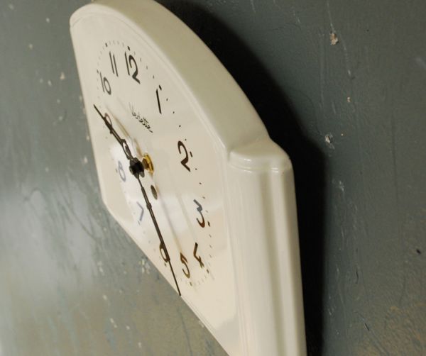 時計・スケール・カレンダー　アンティーク雑貨　フランス、Vedette社の陶磁器製のウォールクロック（掛け時計）。上もキレイな状態です。(x-652-z)