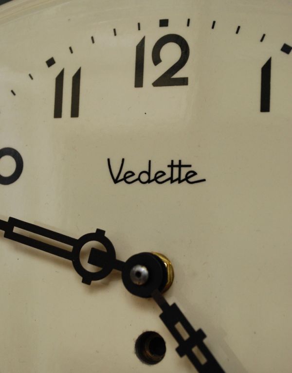 時計・スケール・カレンダー　アンティーク雑貨　フランス、Vedette社の陶磁器製のウォールクロック（掛け時計）。Vedette（ヴデット）はフランスの古い時計メーカーです。(x-652-z)