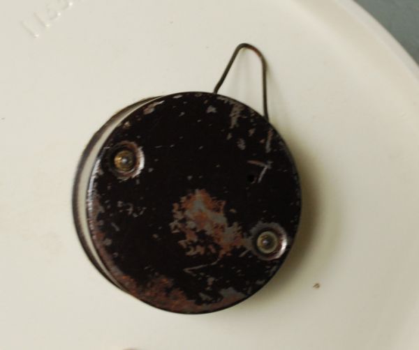 時計・スケール・カレンダー　アンティーク雑貨　フランス、Vedette社の陶磁器製のウォールクロック（掛け時計）。裏はこんな感じです。(x-652-z)