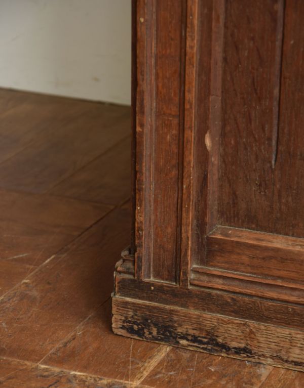 アンティークのキャビネット　アンティーク家具　フランスのアンティーク家具、お洒落な木製のショップカウンター（レジ台）。しっかりキャビネットを支える安定感のある脚です。(x-653-f)
