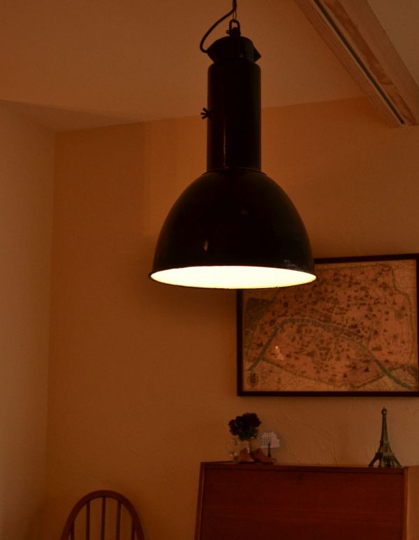 ペンダントライト　照明・ライティング　インダストリアル照明、フランスアンティークエナメルランプ（Lipa）（Ｅ26球付き）。アーコールの家具とも相性はピッタリ。(x-654-z)