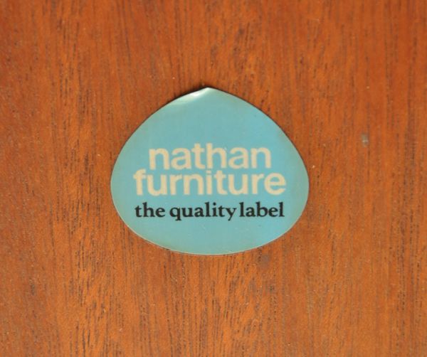 アンティークのテーブル　アンティーク家具　食卓を彩るヴィンテージ家具、Nathan（ネイサン）社の伸張式のダイニングテーブル。「ネイサン」のロゴステッカーが付いていました。(x-660-f)