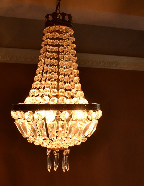 シャンデリア　照明・ライティング　フランスから届いたアンティーク照明、エッフェル型のアンティークシャンデリア。灯りが灯るとさらにゴージャスな雰囲気になります。(x-663-z)