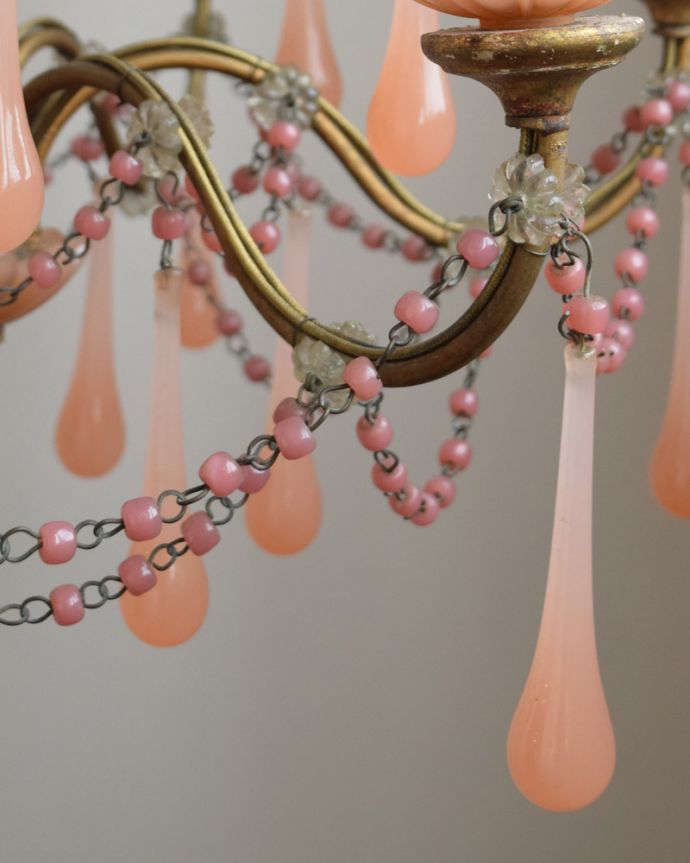 シャンデリア　照明・ライティング　フランスのアンティーク照明、ピンクオパーリンガラスのシャンデリア（6灯）（Ｅ17シャンデリア球付）。ピンクオパーリンガラスに合わせてピンクのビーズが散りばめられたフェミニンなデザインです。(x-666-z)
