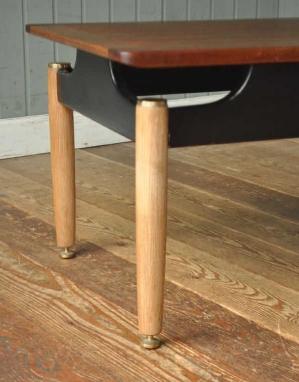 G-PLAN(Gプラン)　アンティーク家具　ブラックが効いているヴィンテージ家具、北欧スタイルのセンターテーブル(G-PLAN)。まっすぐ伸びた脚です。(x-669-f)
