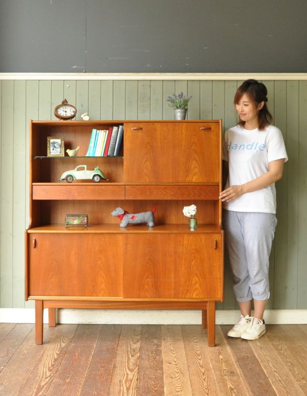 アンティークのキャビネット　アンティーク家具　北欧スタイルのヴィンテージ家具、たっぷり容量のネイサンサイドボード。脚があるので軽やかな印象です。(x-676-f)