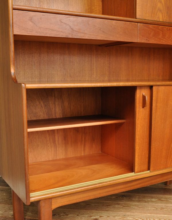 アンティークのキャビネット　アンティーク家具　北欧スタイルのヴィンテージ家具、たっぷり容量のネイサンサイドボード。下にもたっぷりの収納スペースがあります。(x-676-f)