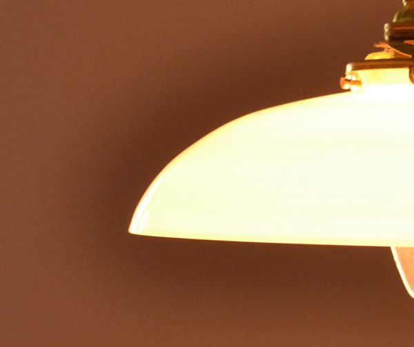 ペンダントライト　照明・ライティング　フランスアンティーク、ミルクガラスのペンダントライト（コード・シャンデリア電球・ギャラリーA付き）。シェードから漏れる光に癒されます。(x-680-z)