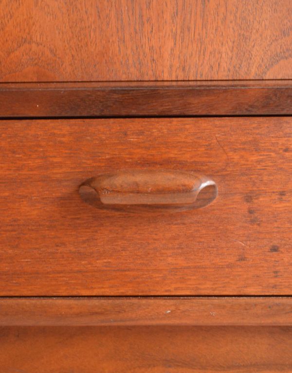 G-PLAN(Gプラン)　アンティーク家具　折れ戸が珍しいヴィンテージ家具、G-planのおしゃれなサイドボード。扉の取っ手も引き出しとおそろいの形です。(x-681-f)