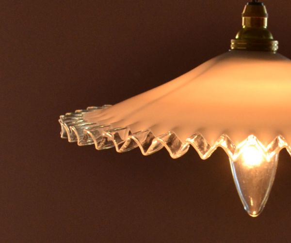 ペンダントライト　照明・ライティング　フランスガラスランプ、アンティークペンダントライト（コード・シャンデリア電球・ギャラリーＡ付き）。シェードから漏れる光に癒されます。(x-682-z)