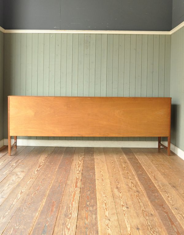 サイドボード　アンティーク家具　デザインに優れた北欧テイストのイギリスのヴィンテージサイドボード（ネイサン）。きちんとメンテナンスをしているので、裏側もキレイな状態です。(x-684-f)