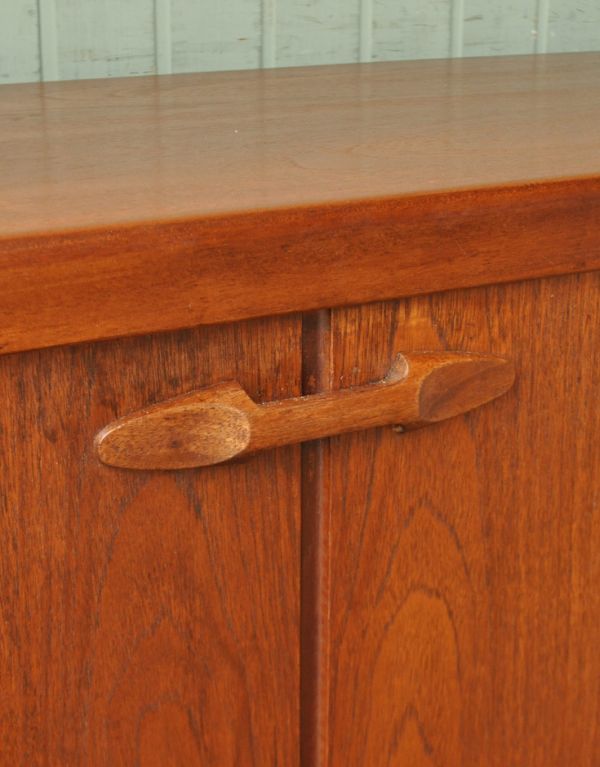 サイドボード　アンティーク家具　デザインに優れた北欧テイストのイギリスのヴィンテージサイドボード（ネイサン）。扉の取っ手は、横長のハンドルタイプになっています。(x-684-f)