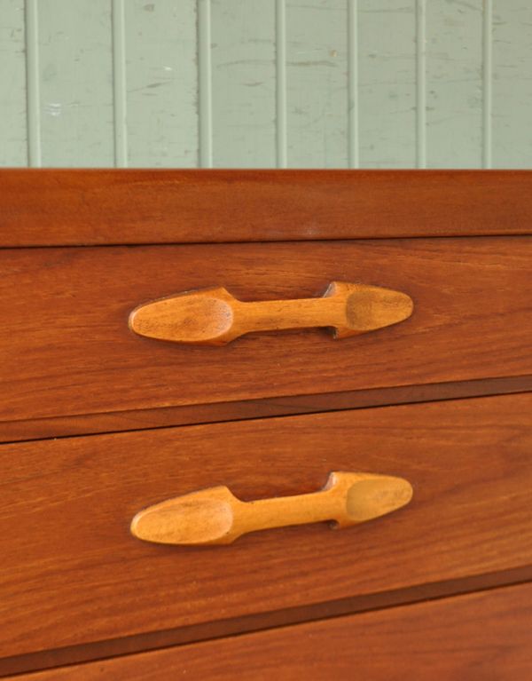 サイドボード　アンティーク家具　デザインに優れた北欧テイストのイギリスのヴィンテージサイドボード（ネイサン）。引き出しの取っ手もスタイリッシュで握りやすい形です。(x-684-f)