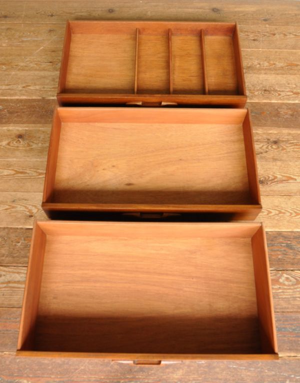 サイドボード　アンティーク家具　デザインに優れた北欧テイストのイギリスのヴィンテージサイドボード（ネイサン）。引き出しは全部で３杯。(x-684-f)