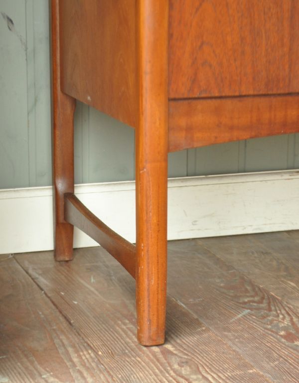 サイドボード　アンティーク家具　デザインに優れた北欧テイストのイギリスのヴィンテージサイドボード（ネイサン）。脚はすっきりしたデザインです。(x-684-f)