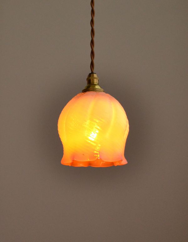 ペンダントライト　照明・ライティング　イギリスで見つけたアンティーク照明、オレンジオパリンのランプシェード（コード・シャンデリア球・ギャラリーなし）。ふわんと膨らんだ優しいシルエットのランプは、１つでも存在感たっぷりです。(x-692-z)