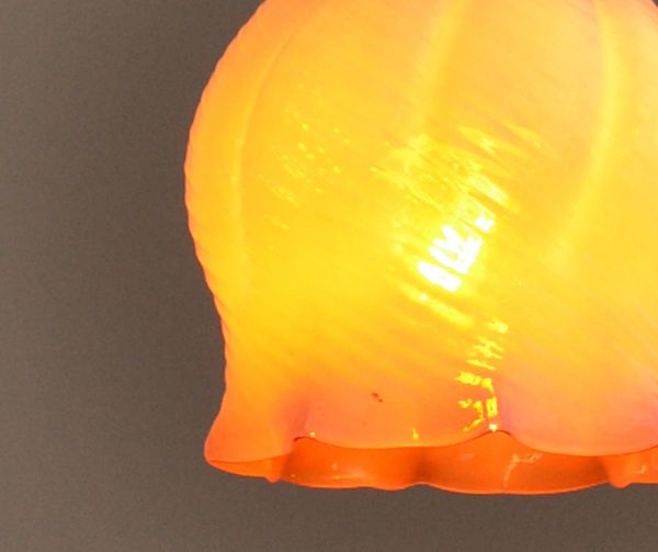 ペンダントライト　照明・ライティング　イギリスで見つけたアンティーク照明、オレンジオパリンのランプシェード（コード・シャンデリア球・ギャラリーなし）。シェードから漏れる光に癒されます。(x-692-z)