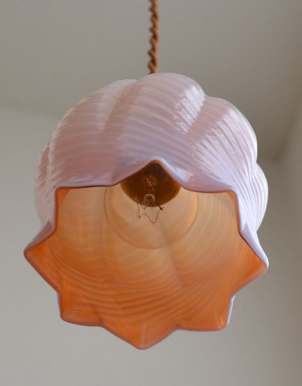 ペンダントライト　照明・ライティング　イギリスで見つけたアンティーク照明、オレンジオパリンのランプシェード（コード・シャンデリア球・ギャラリーなし）。アンティークは全てが「一点もの」です。(x-692-z)