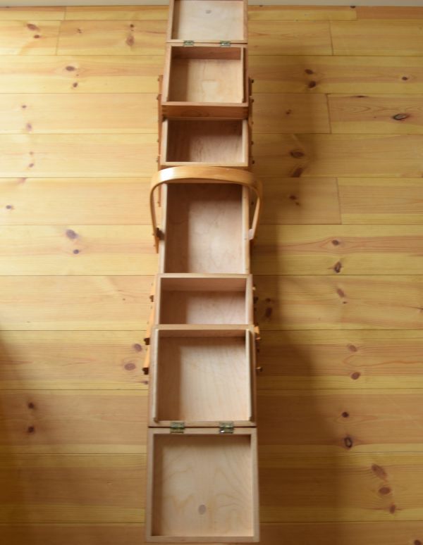 ソーイングボックス　アンティーク家具　イギリスのアンティークの道具　木製で温かみのあるソーイングボックス。３段に分けて収納できます。(x-694-f)