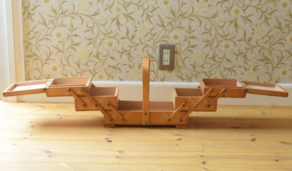 ソーイングボックス　アンティーク家具　イギリスのアンティークの道具　木製で温かみのあるソーイングボックス。見てください！こんな風に広がるんです。(x-694-f)