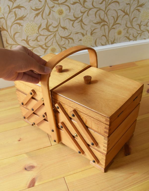 ソーイングボックス　アンティーク家具　イギリスのアンティークの道具　木製で温かみのあるソーイングボックス。しっかりした持ち手で持ち運びも安心です。(x-694-f)